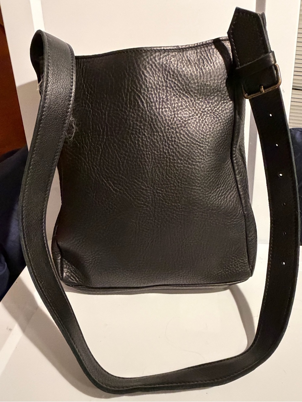Duluth Trading Co. Lifetime Leather Sling Bag